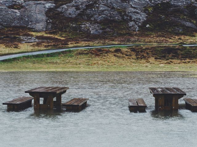 Tavolini da picnic sommersi dall'acqua