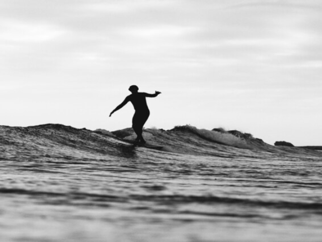 Immagine in bianco e nero di un uomo che fa surf