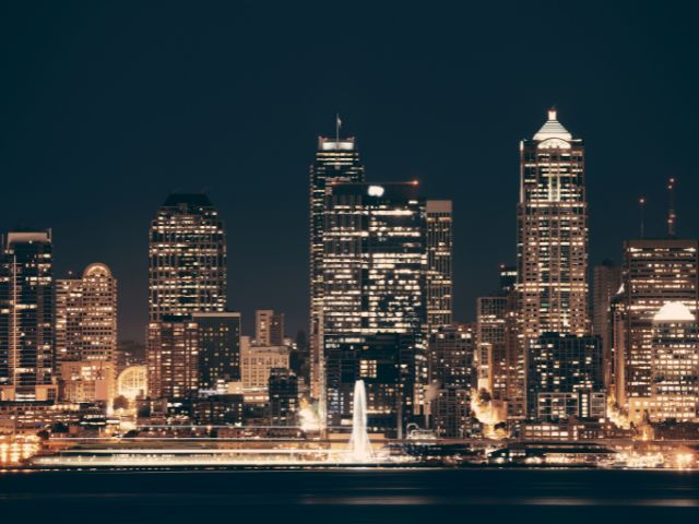 Skyline di una città con grattacieli illuminati