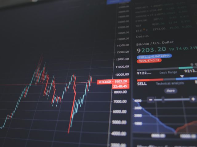 Schermo nero con grafico e dati della Borsa