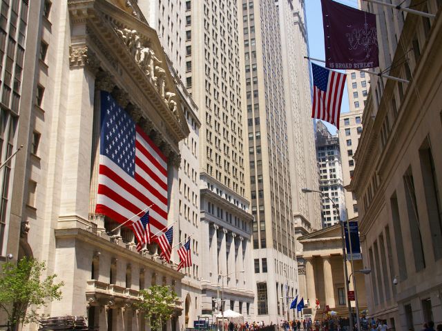 Wall Street con bandiere USA