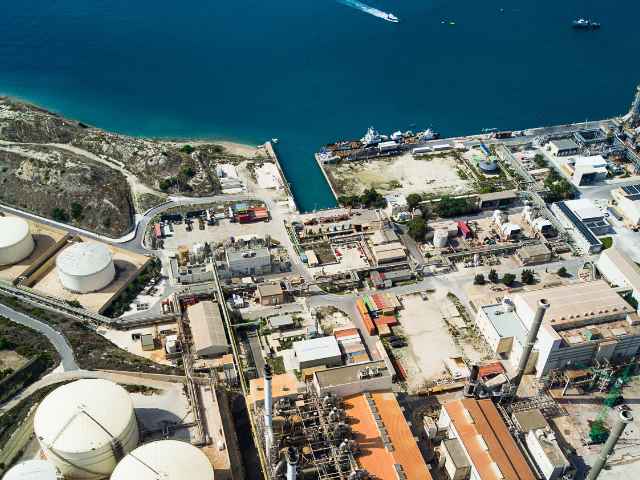 Industria petrolifera e container in prossimità di piattaforme petrolifere in Medio Oriente