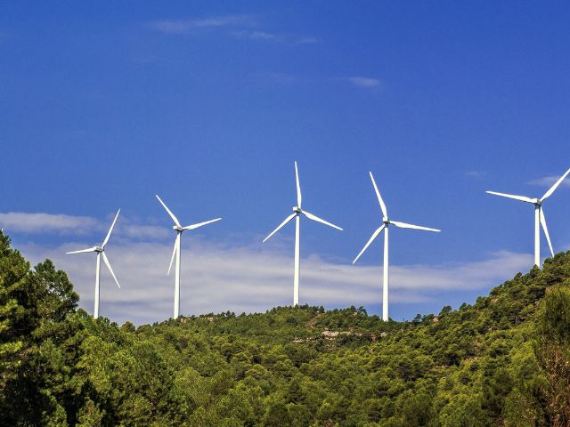 Cinque pale eoliche in funzione