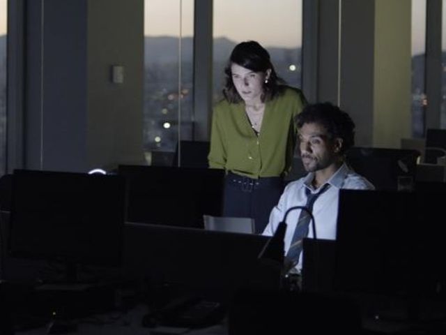 Due colleghi in un ufficio controllano dei dati al computer