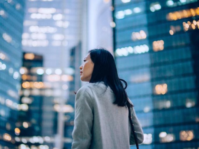 Una manager cammina nel distretto finanziario di una grande città