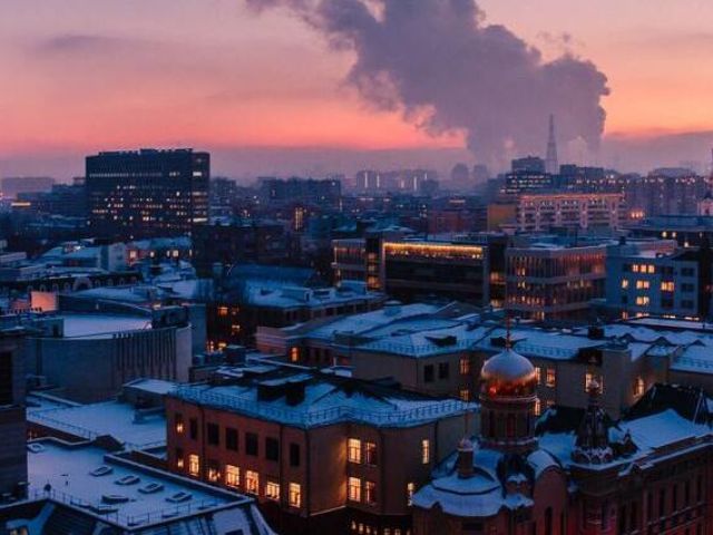 Vista di un quartiere della Russia al tramonto