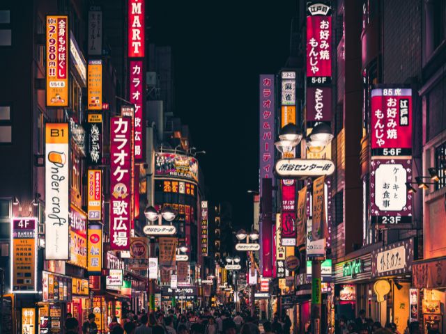 Strada affollata di una città giapponese