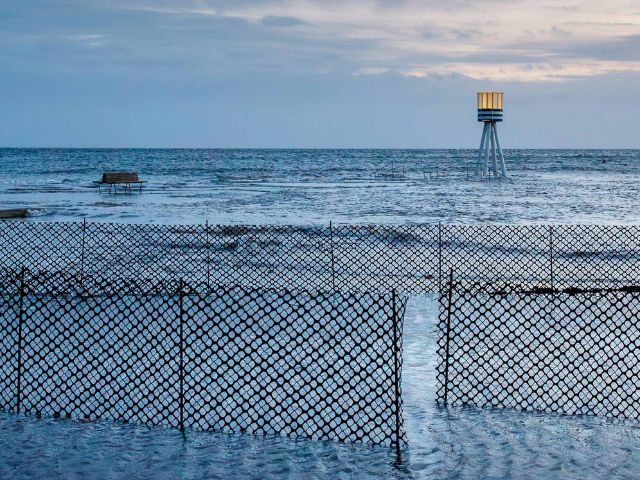 Faro a largo di una spiaggia
