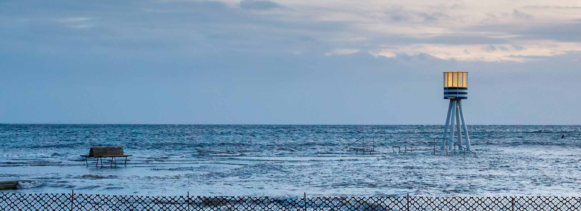 Faro a largo di una spiaggia