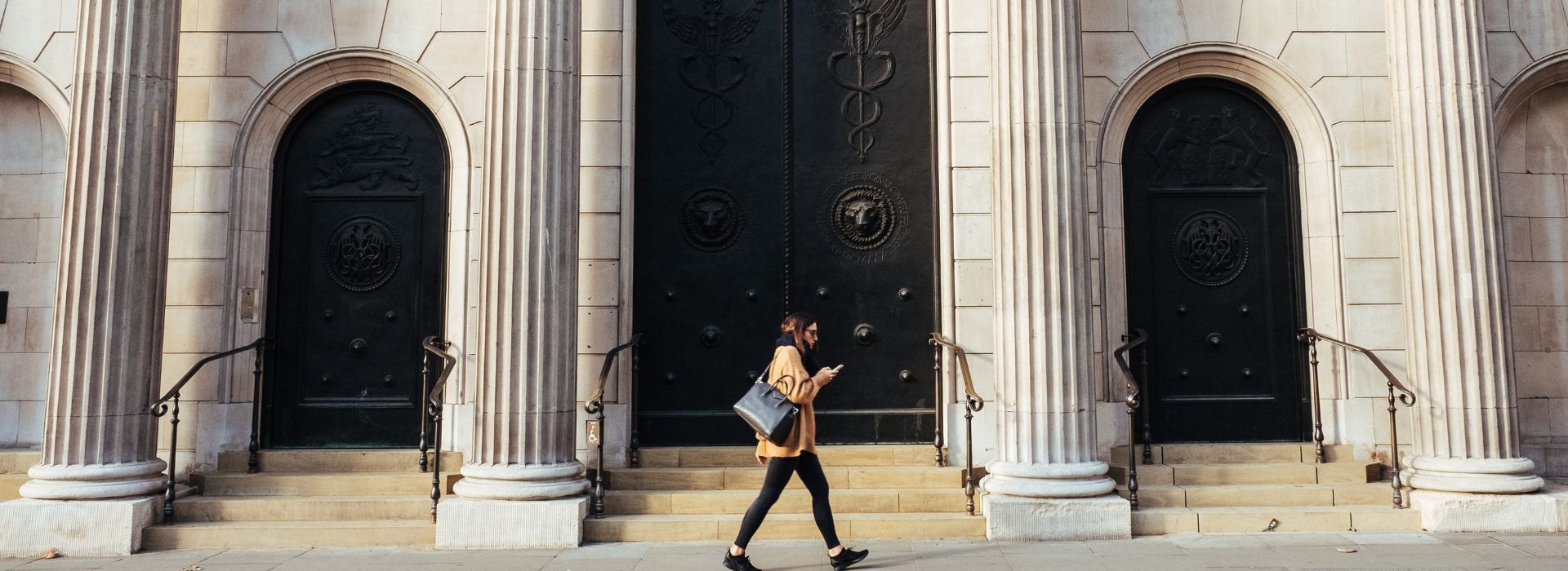 Una donna passeggia nella città