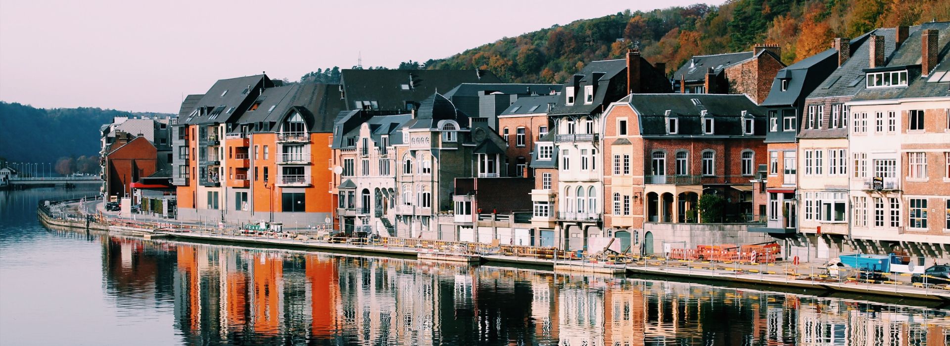 Panorama fluviale e abitazioni in una città europea