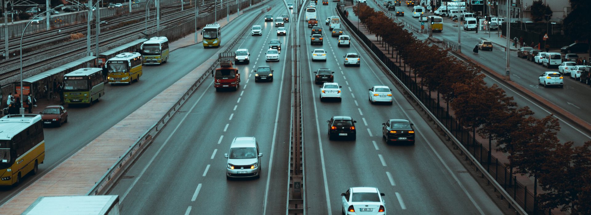 Carreggiate con auto in movimento