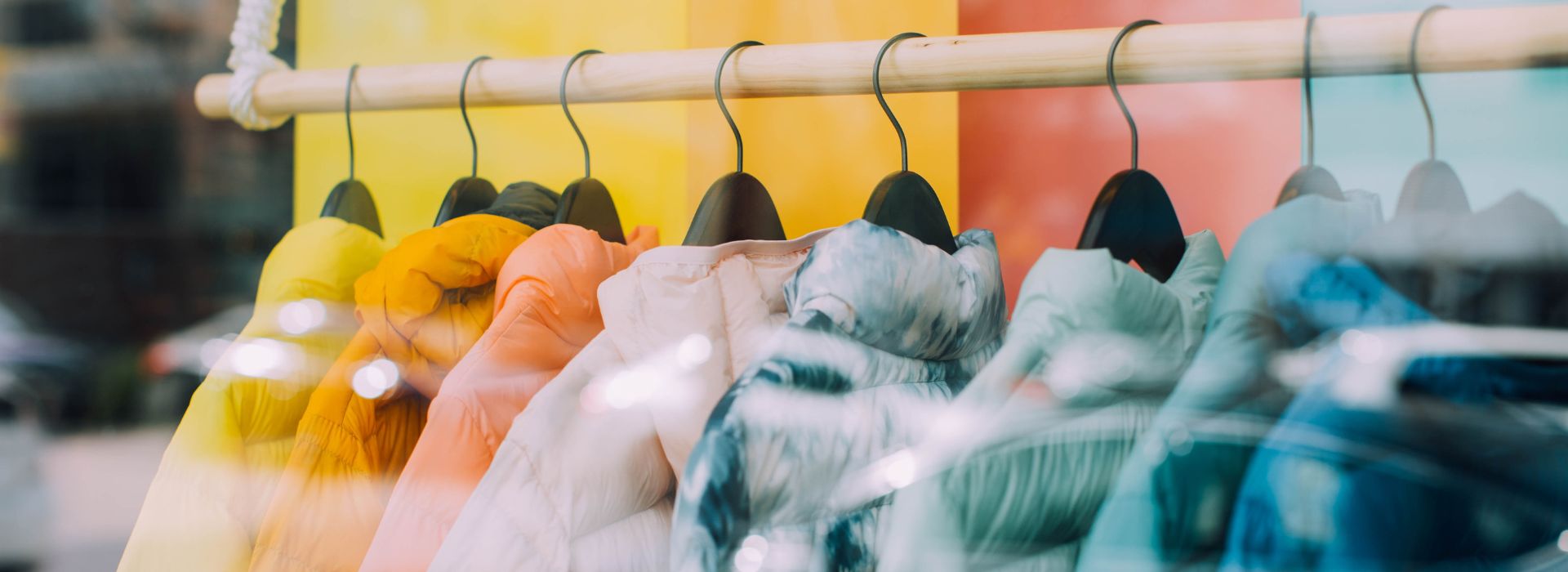 Rella con giubbotti di diversi colori