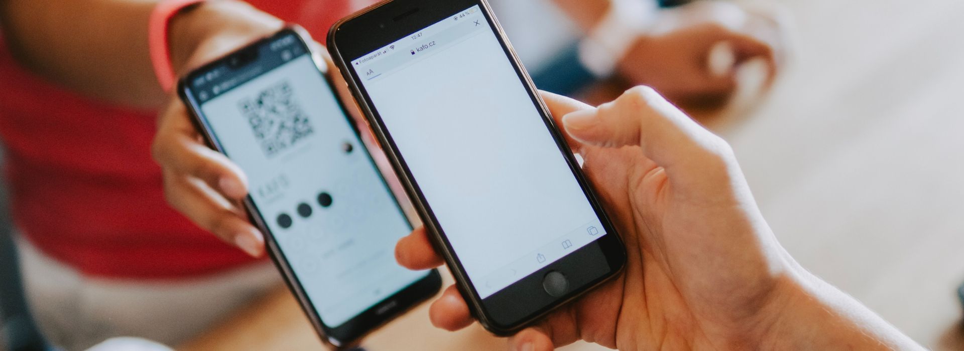 Un collega scannerizza un QR code con lo smartphone