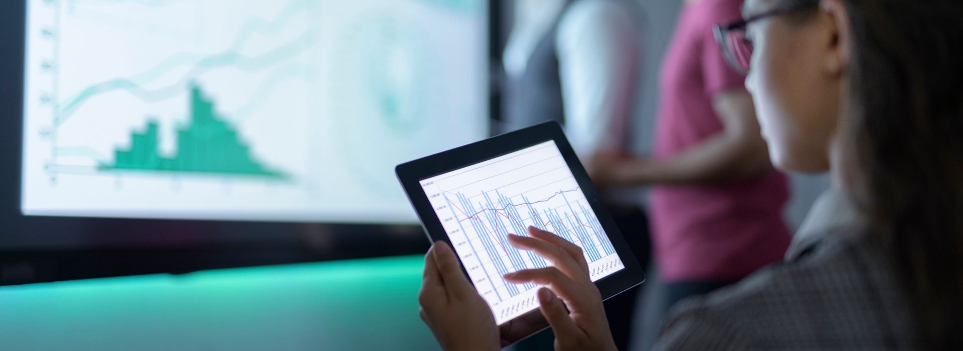 Una business analyst controlla un grafico sul tablet