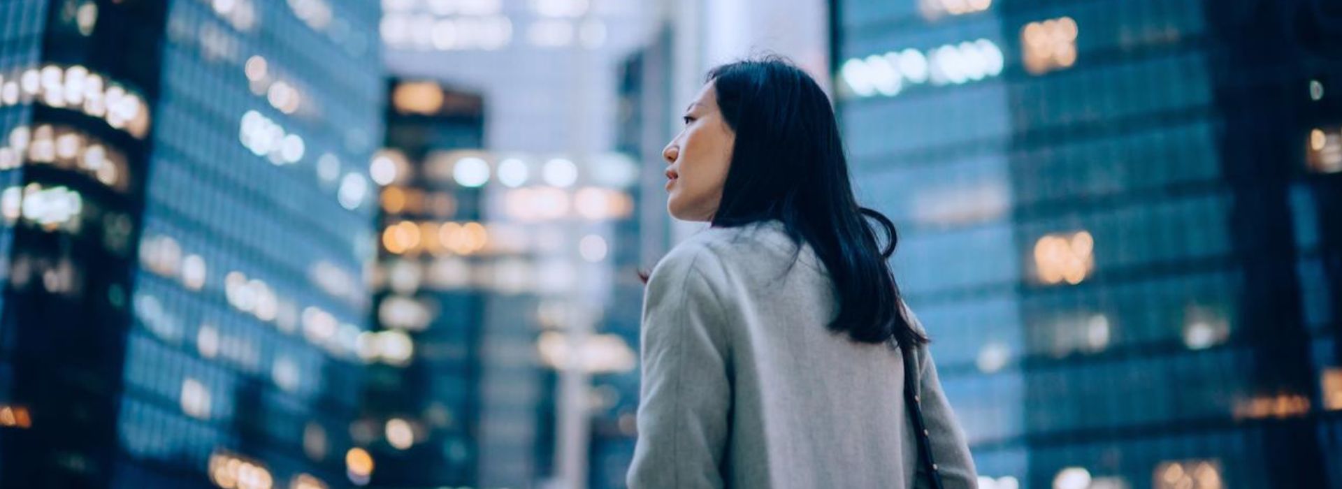 Imprenditrice cammina nel distretto finanziario della città