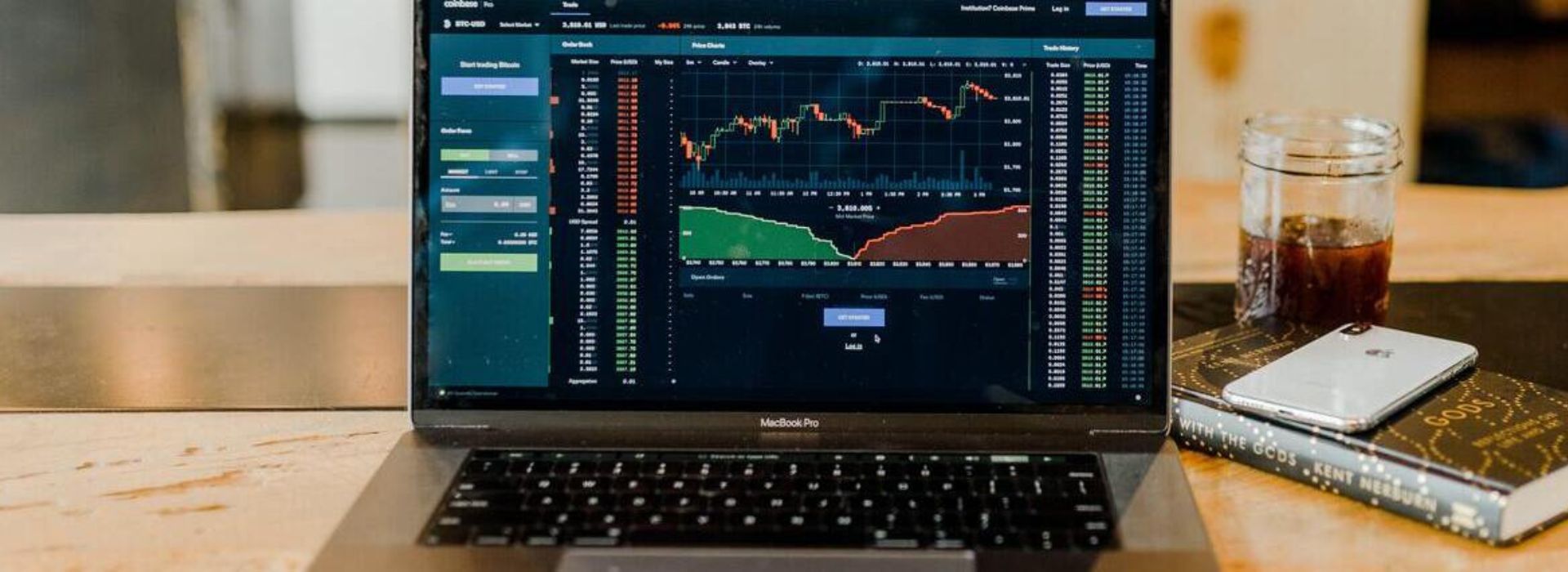 Laptop, agenda, smartphone e bicchiere su una scrivania