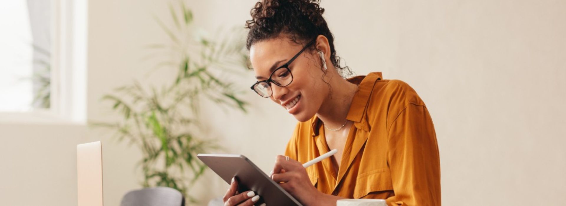 Un imprenditrice prende appunti sul tablet con una penna digitale