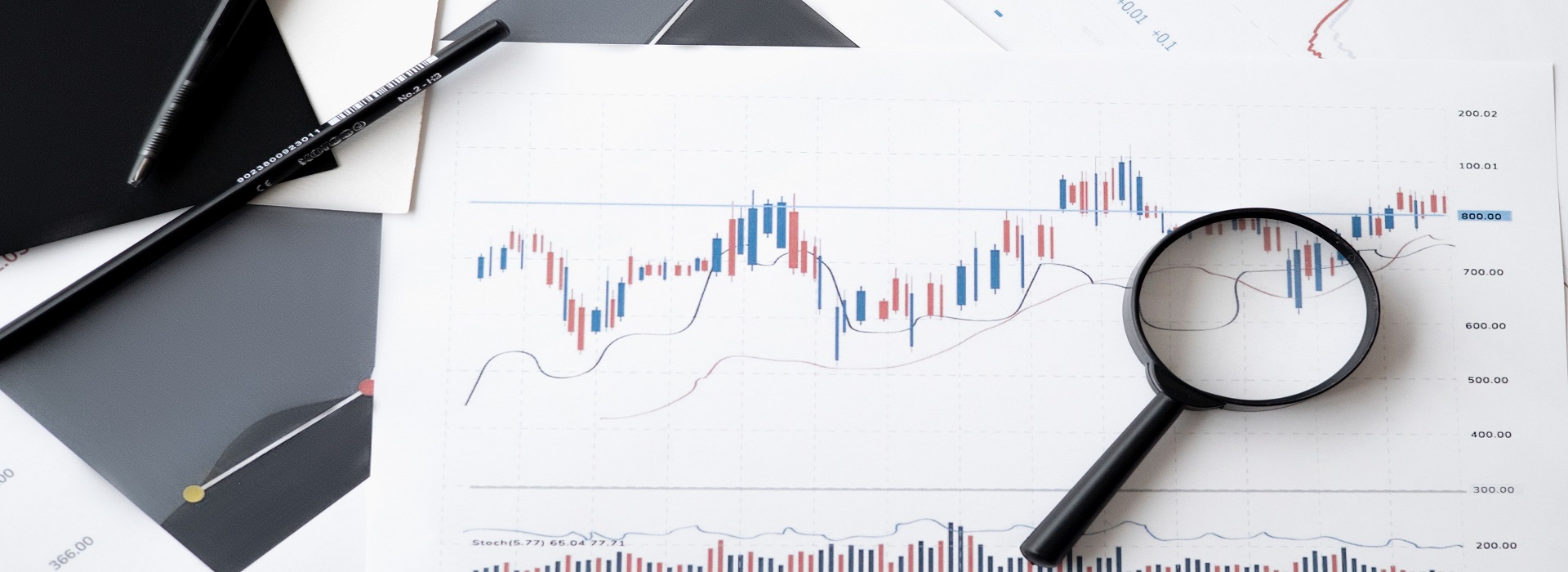 Grafico stampato con sopra una lente di ingrandimento