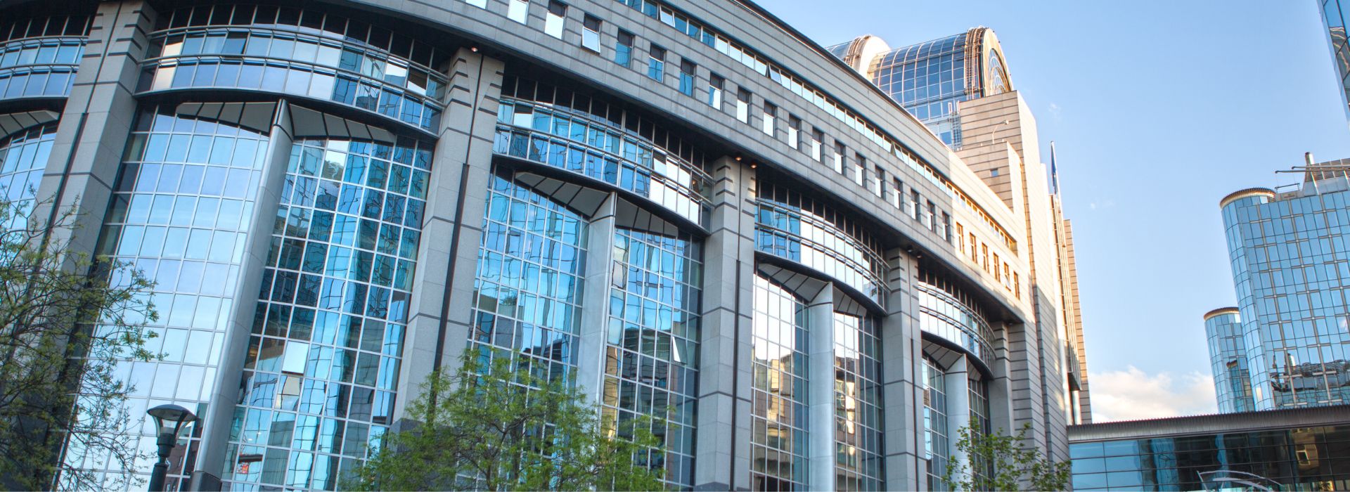 Palazzo moderno con vetrate