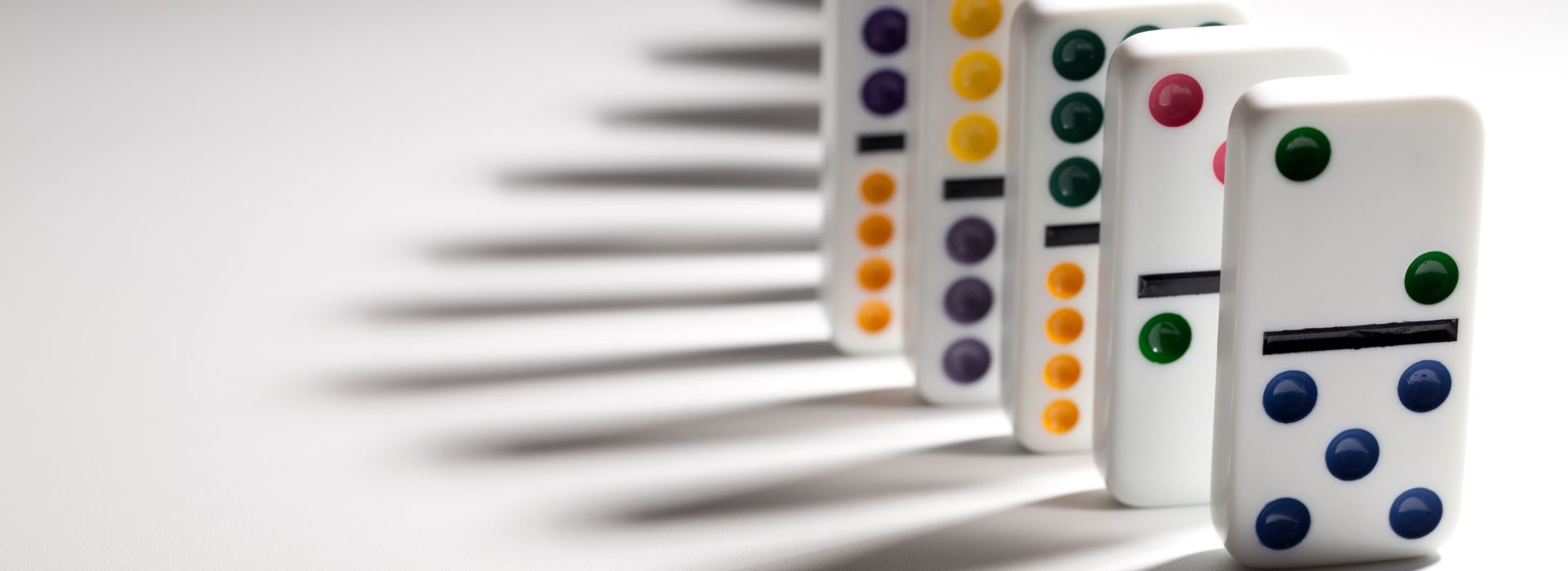 Tessere del domino in fila