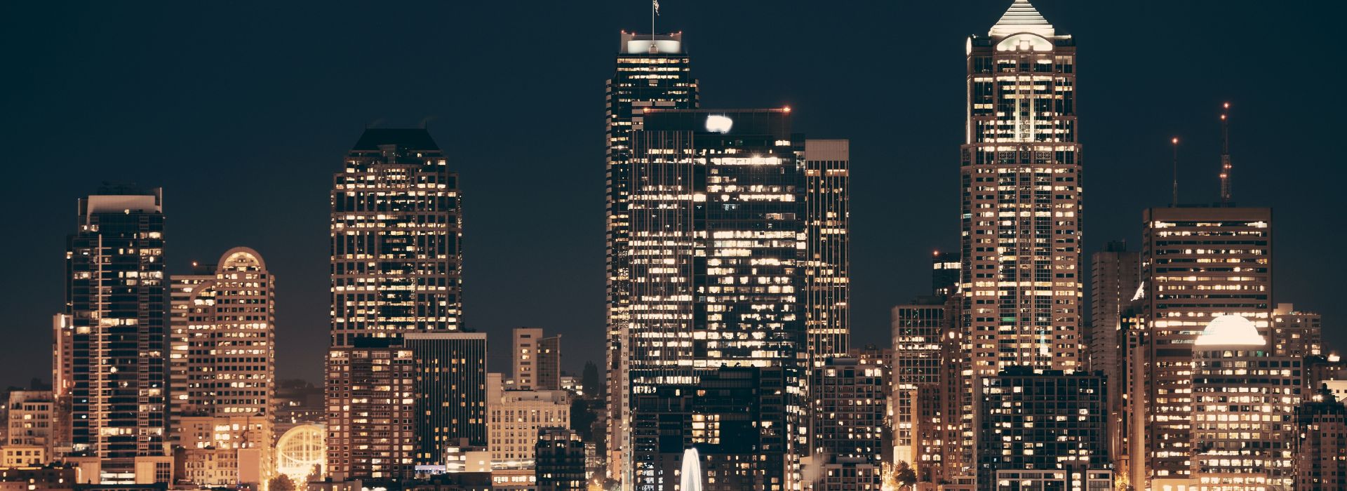 Grattacieli illuminati di una città statunitense