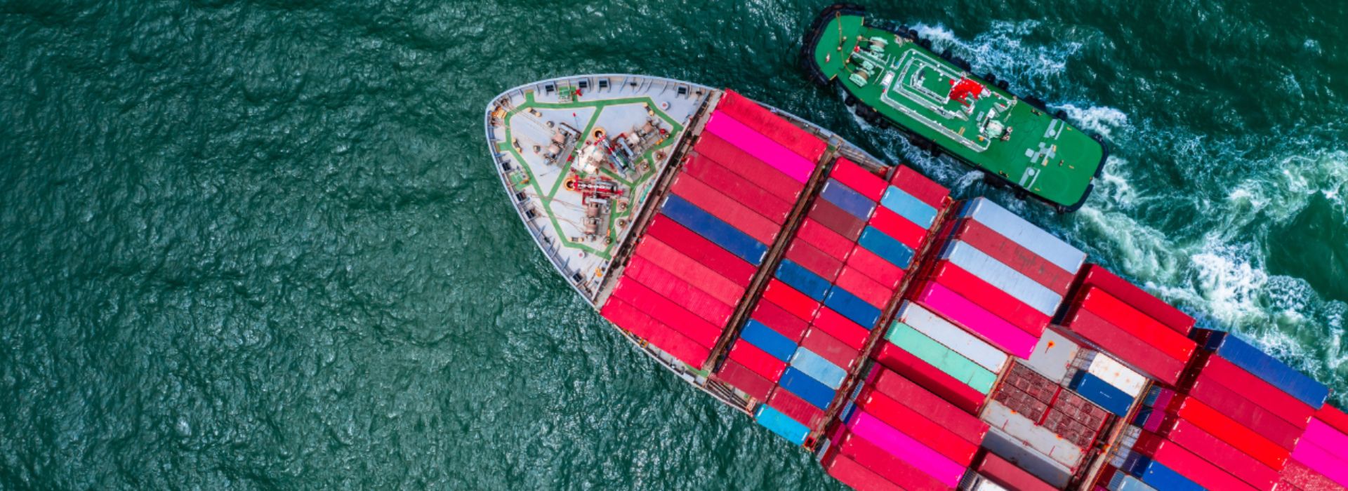 Nave cargo in mare vista dall'alto