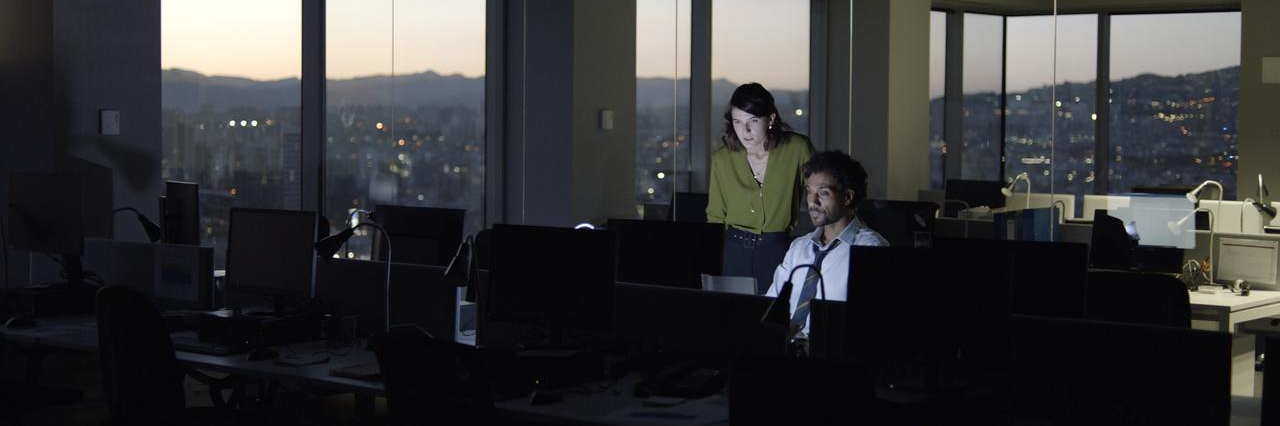 Due colleghi lavorano in un ufficio open space