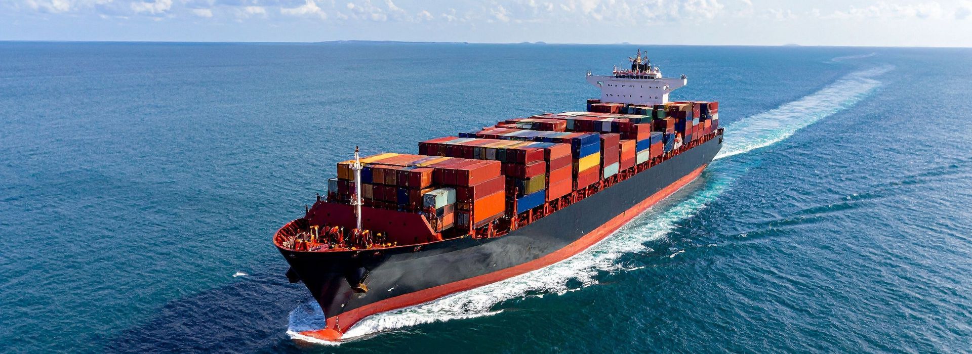 Nave cargo in mezzo al mare