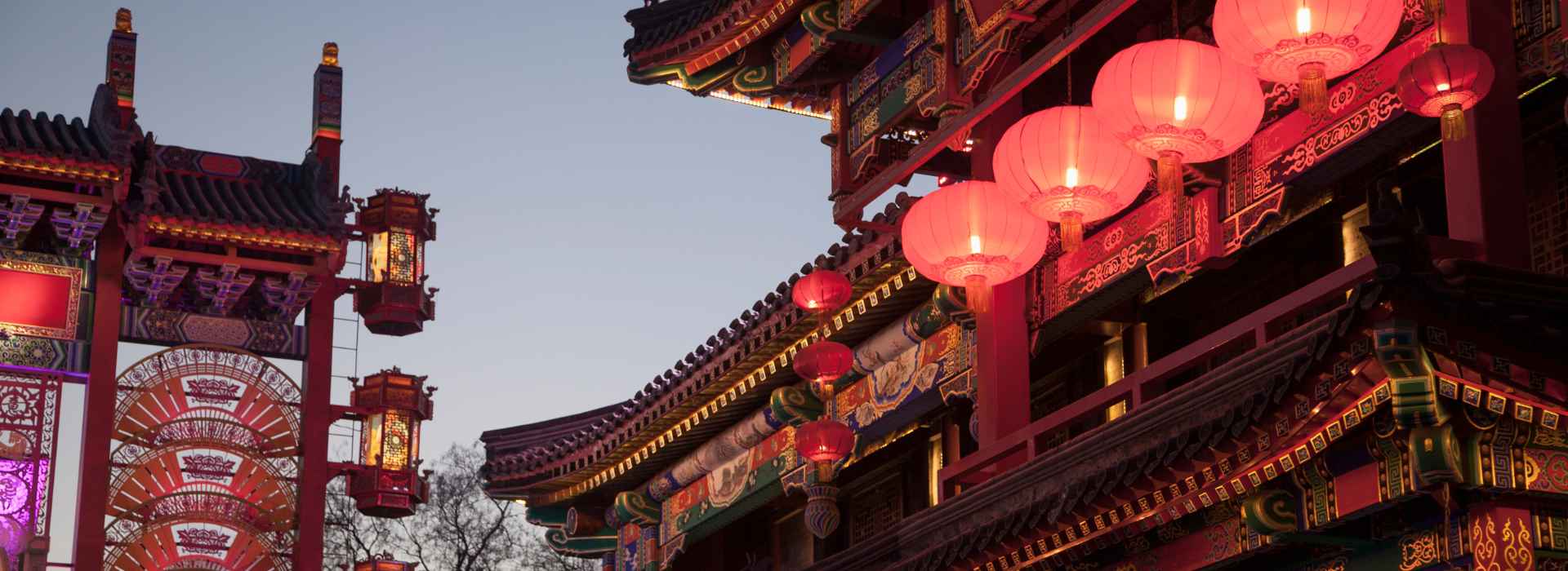 Edificio cinese con lanterne