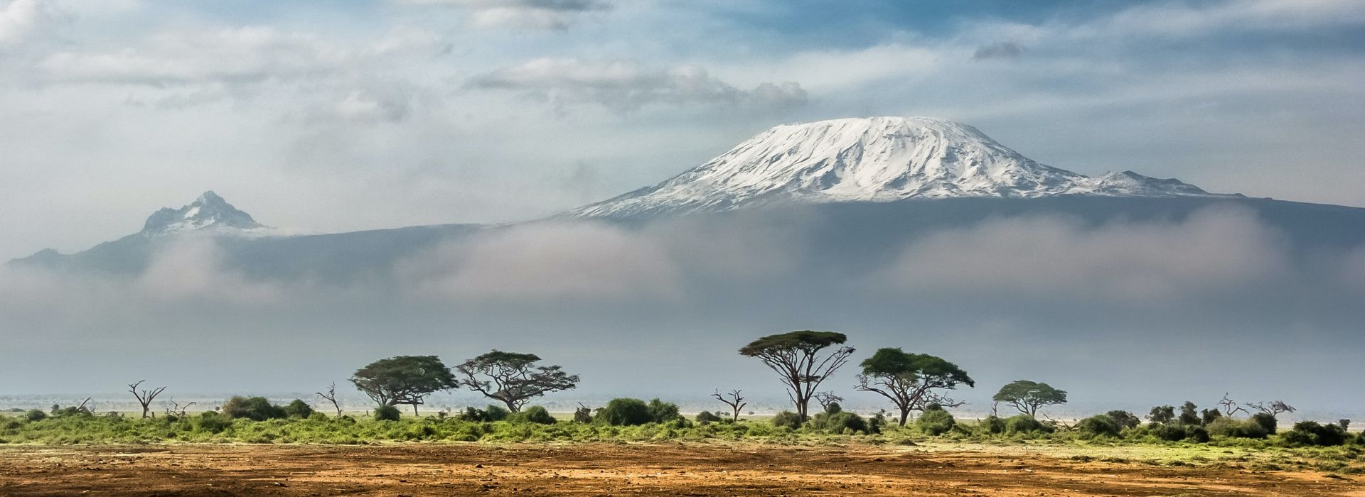 Panorama africano con savana e monti sullo sfondo