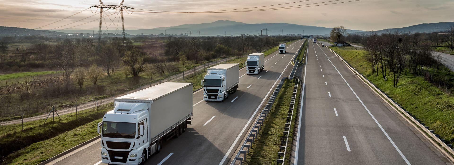 Camion che percorrono l'autostrada