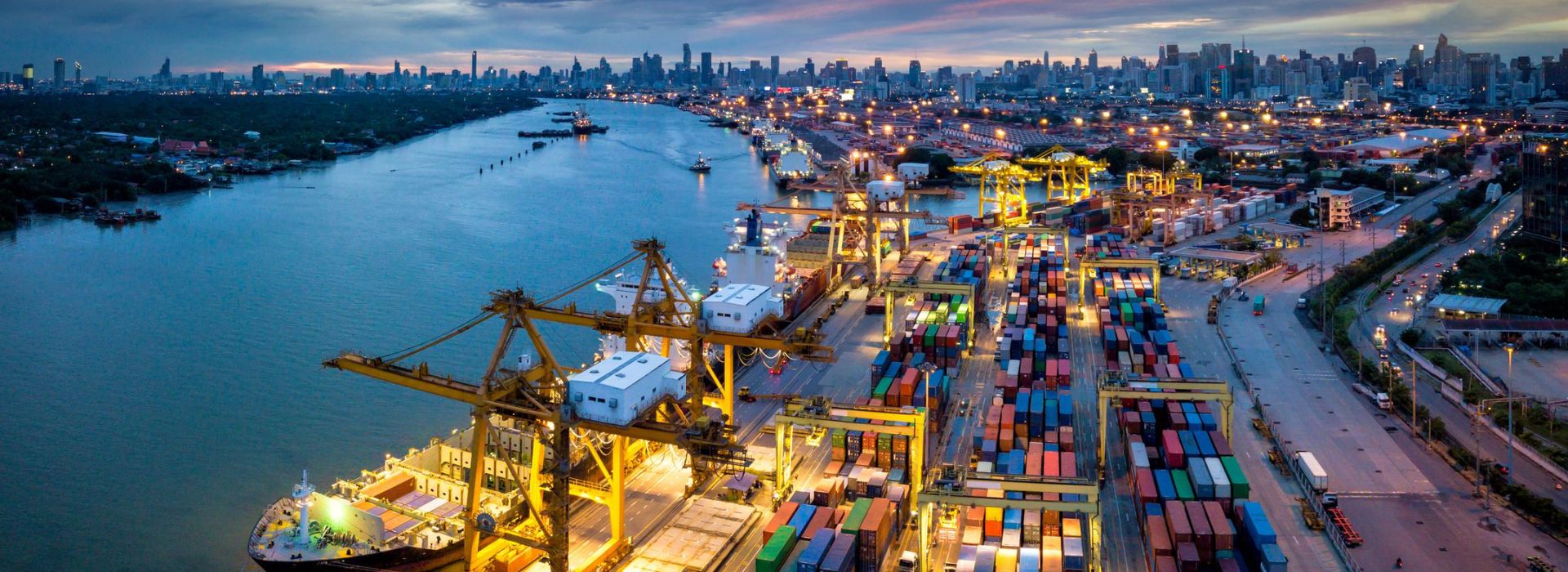 Vista di un porto commerciale