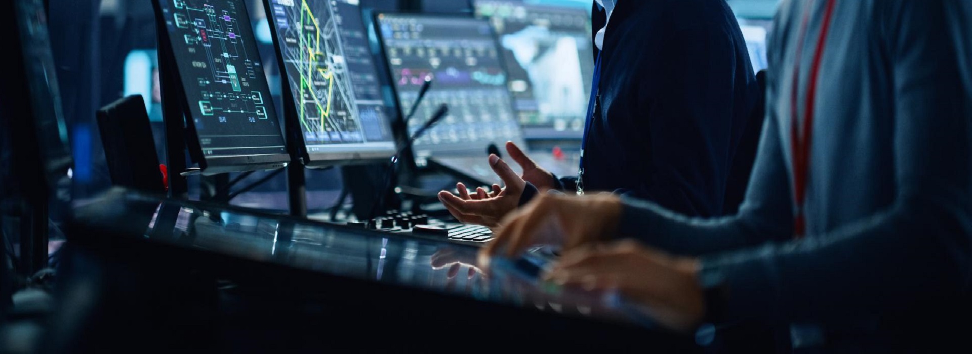 Ingegneri informatici lavorano in una sala di controllo