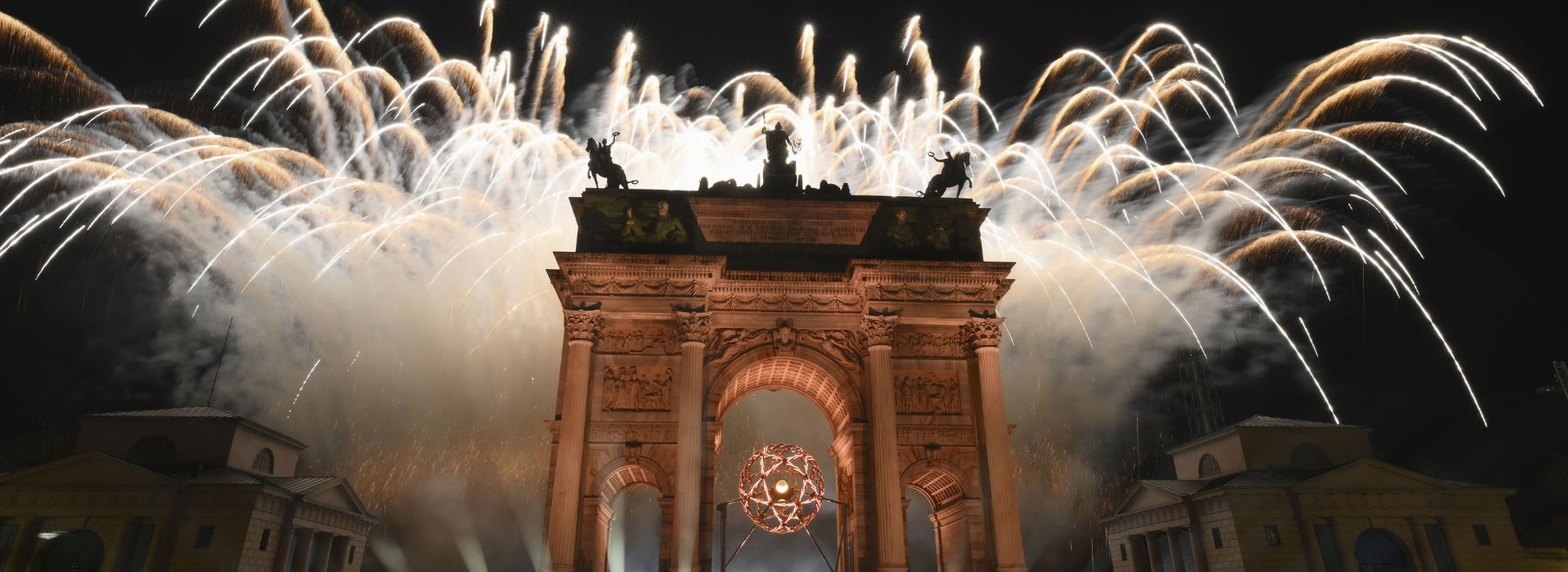 Accensione braciere Olimpico a Milano per Milano-Cortina 2026