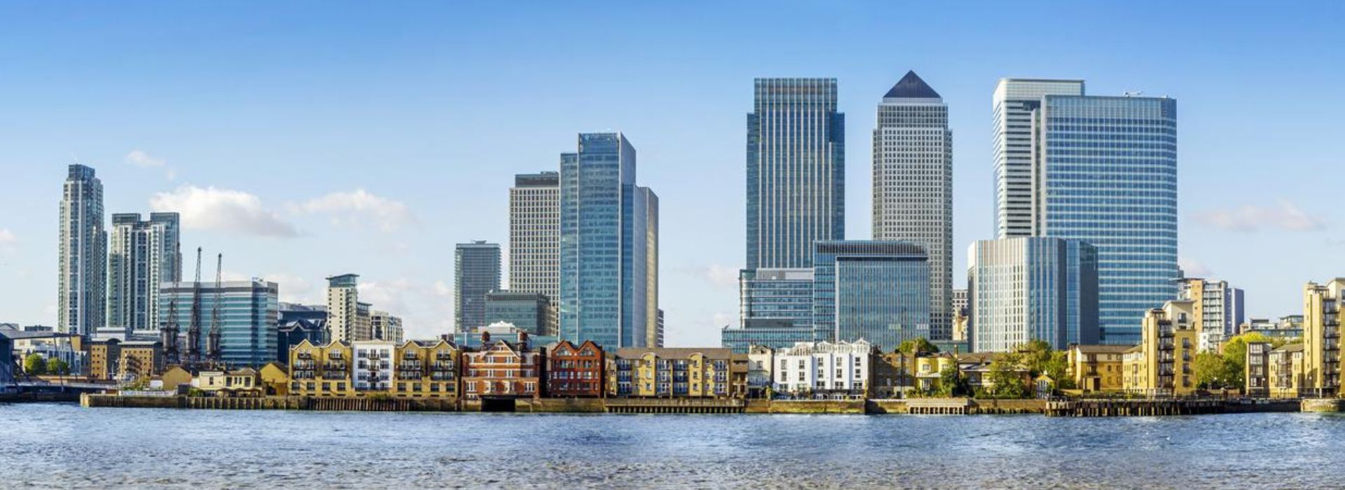 Vista di una città con grattacieli