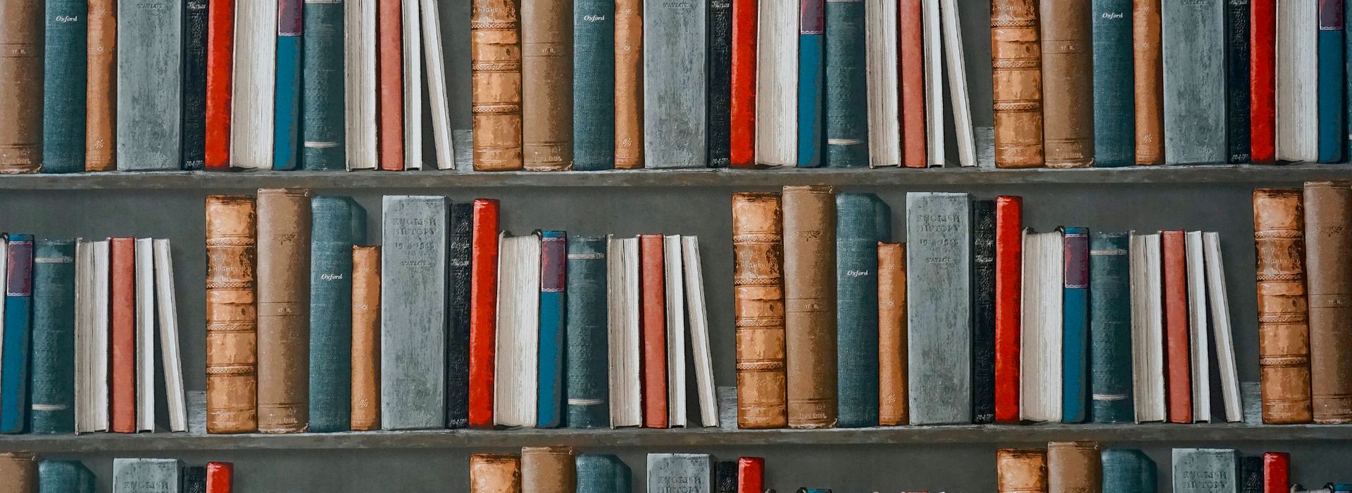 Libreria con molti volumi