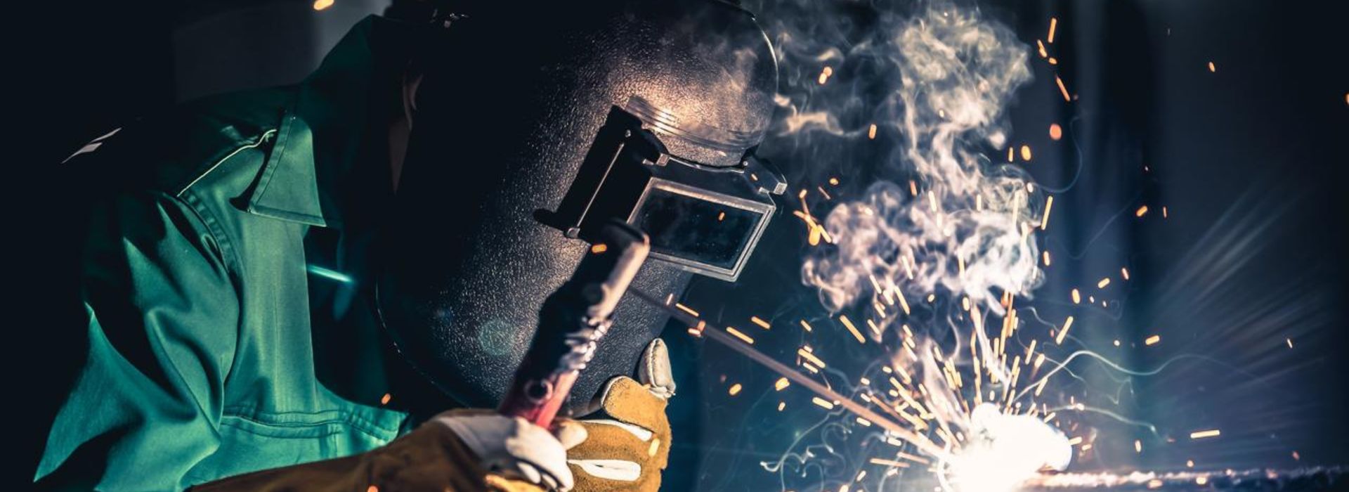 Saldatore con casco protettivo 