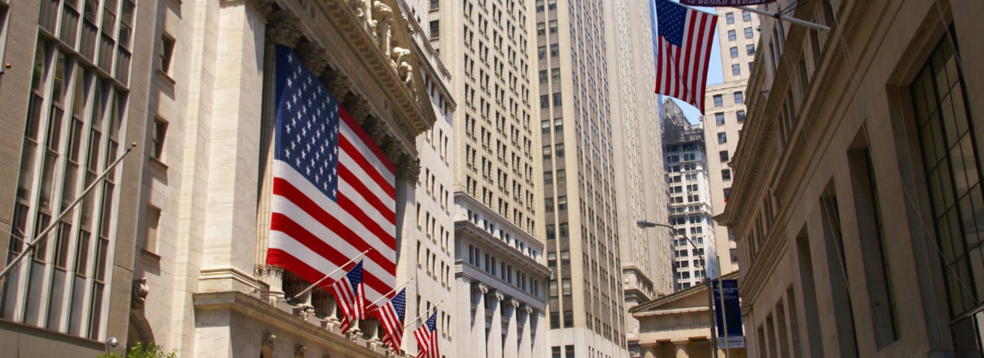 Edifici con bandiere statunitensi