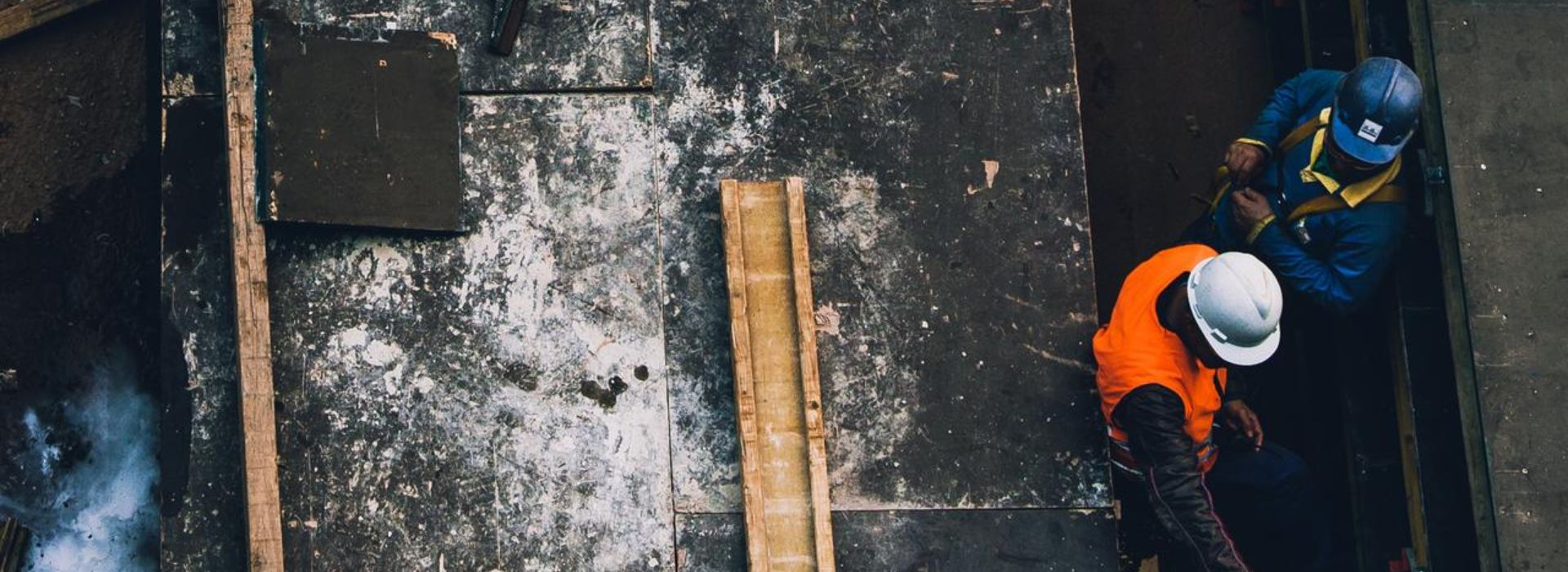 Due operai lavorano in un cantiere