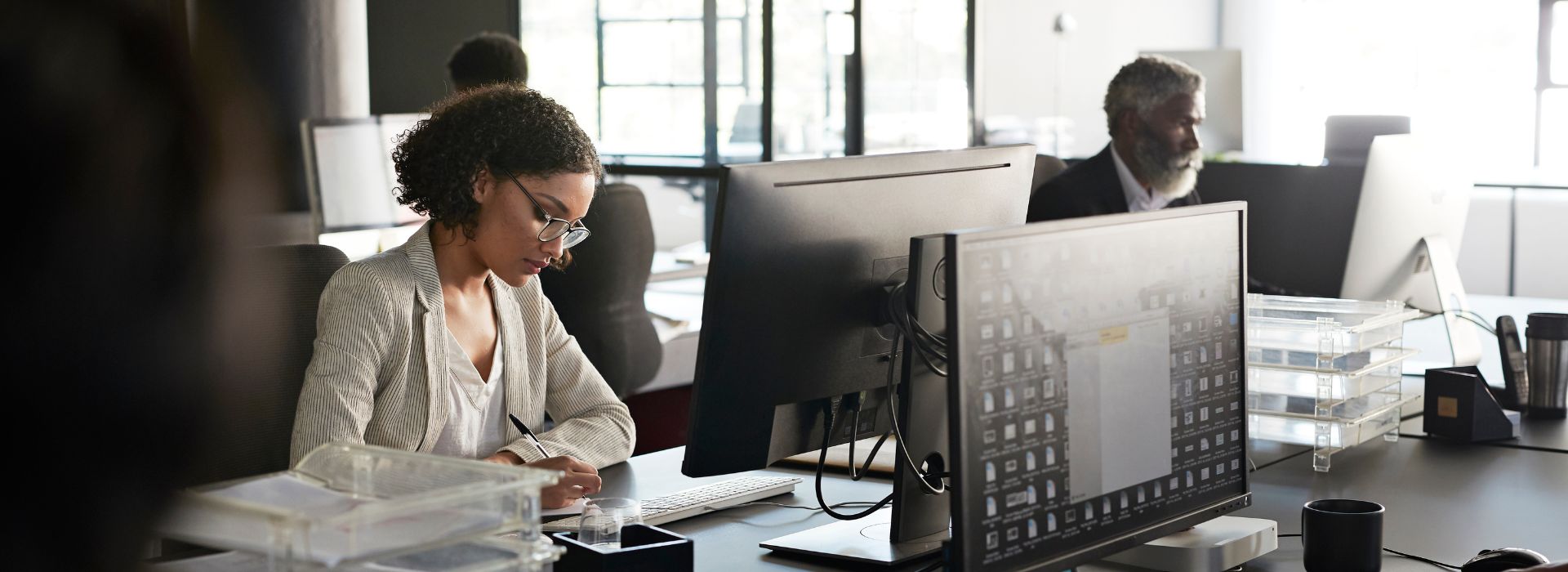 Colleghi lavorano alla scrivania in un ufficio open space