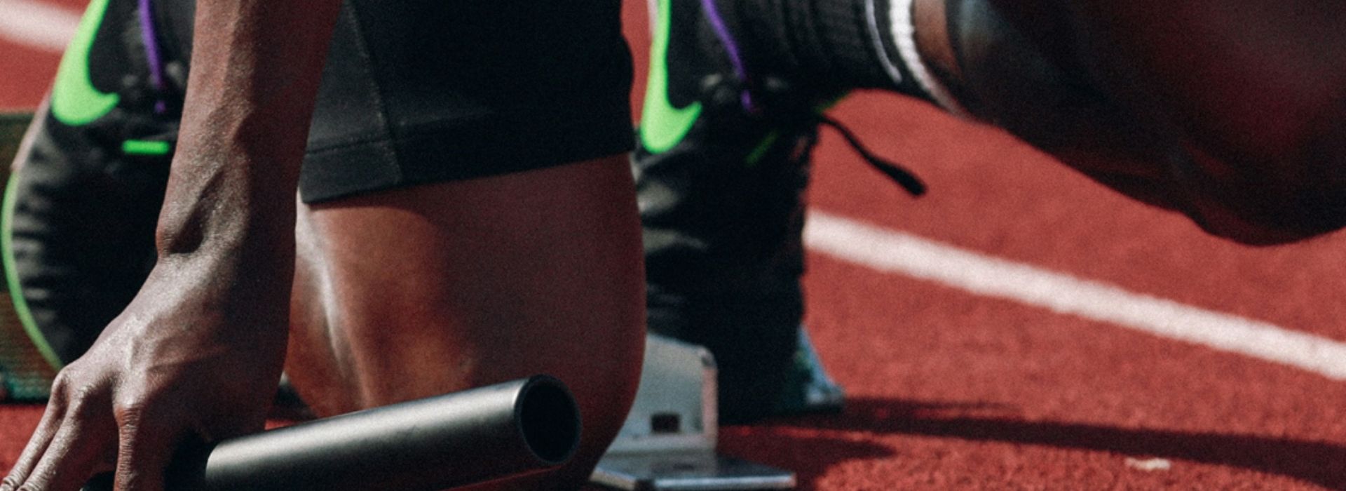 Un atleta in procinto di iniziare una gara di corsa