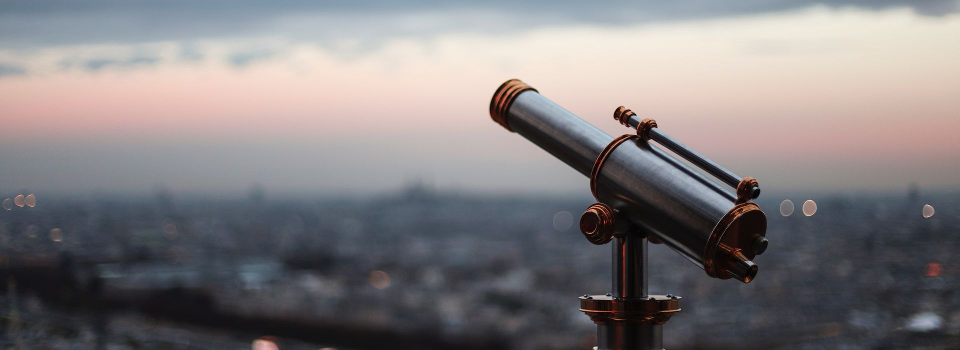 Telescopio puntato verso il cielo