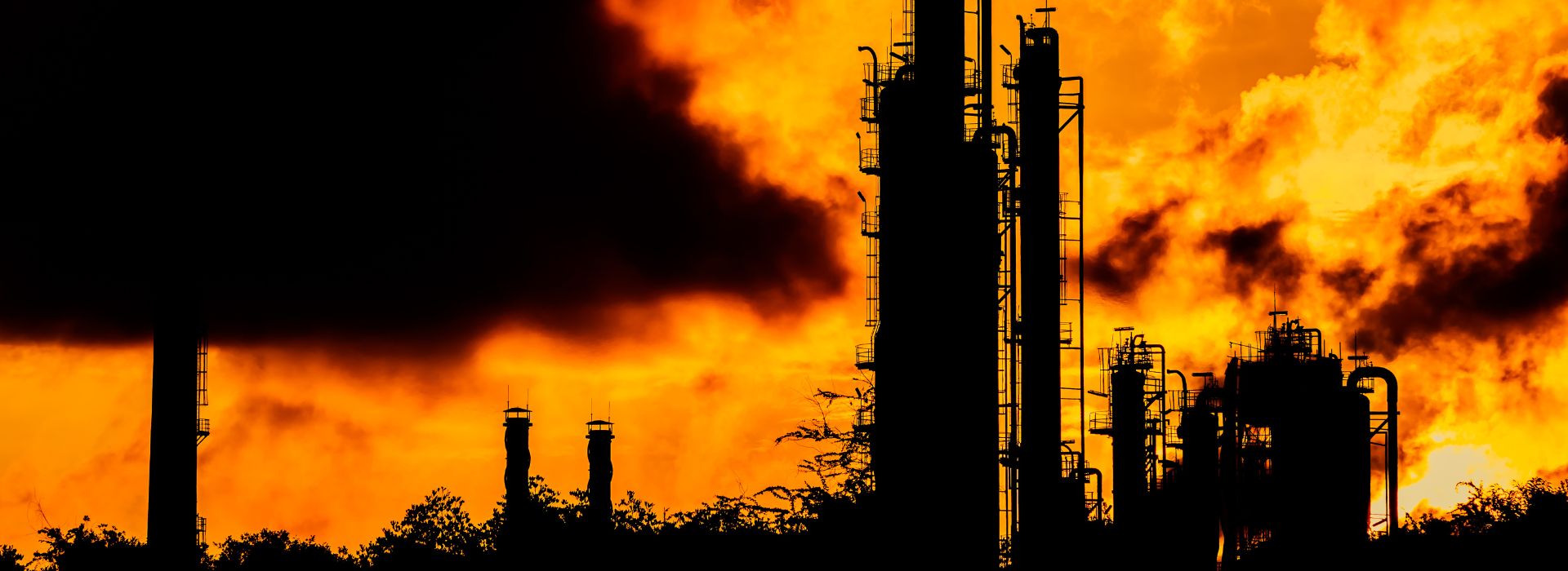 Incendio nei pressi di impianto industriale