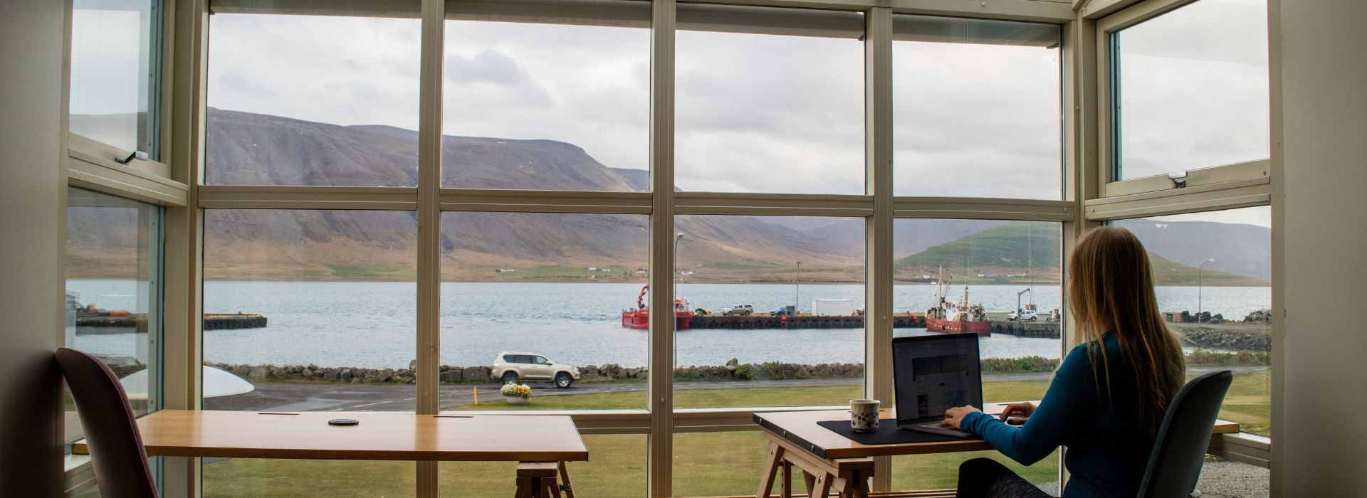 Un'imprenditrice lavora in smart working da un café.