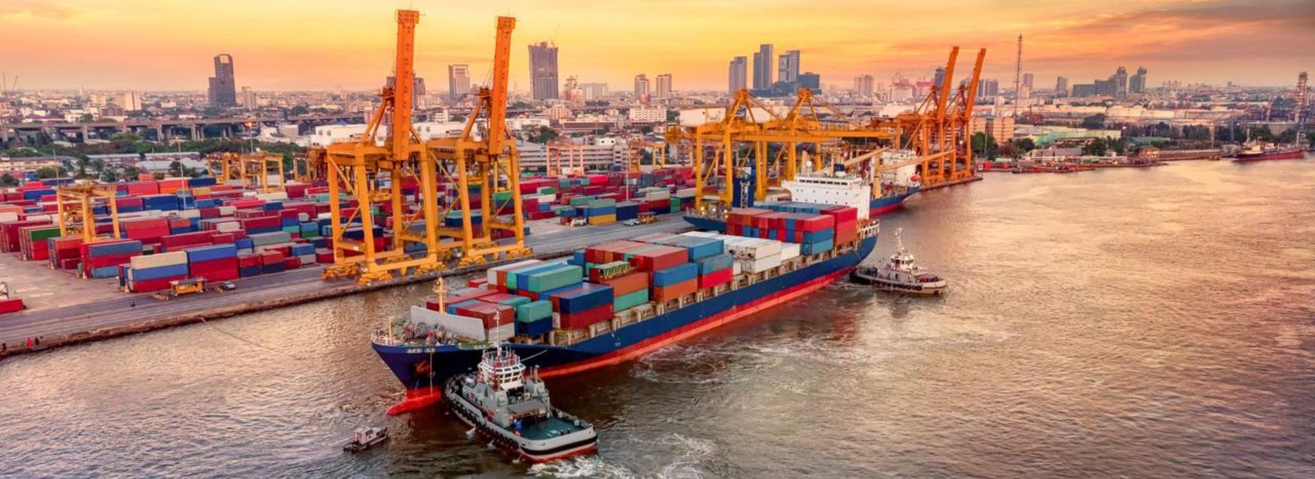 Nave portacontainer in un porto commerciale