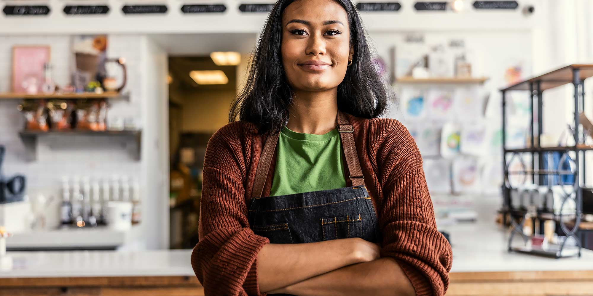 Kobieta stojąca dumnie przed kawiarnią
