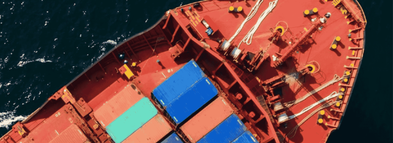 Barco de carga a navegar