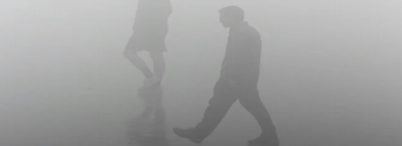 Duas pessoas a andar