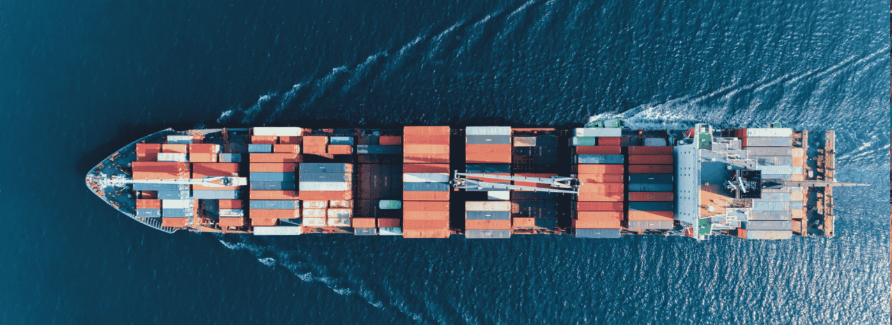 barco comercial a navegar